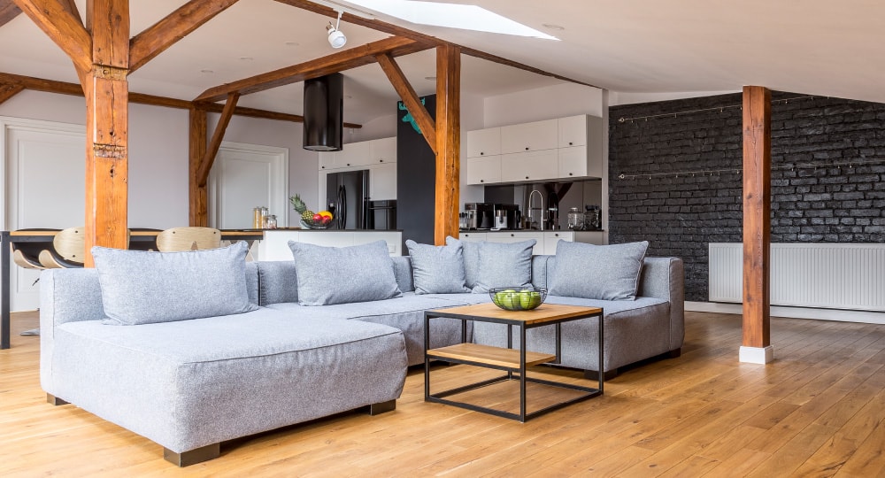 フローリングの室内にグレーのソファが置いてある様子