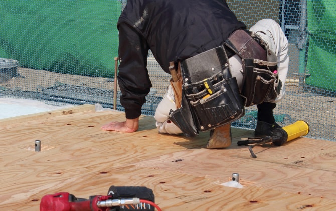 職人が現場で作業している様子