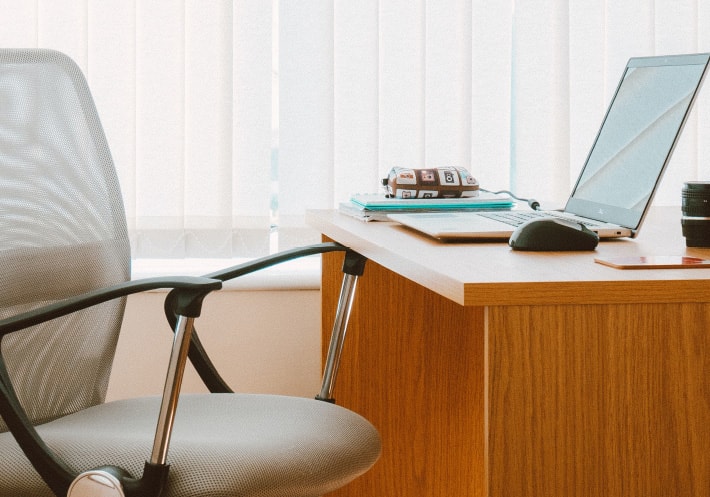 事務所にあるパソコンと机