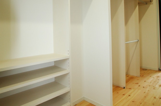 木の床に白い棚が設置されている様子