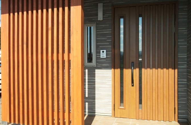 戸建ての玄関の外の様子