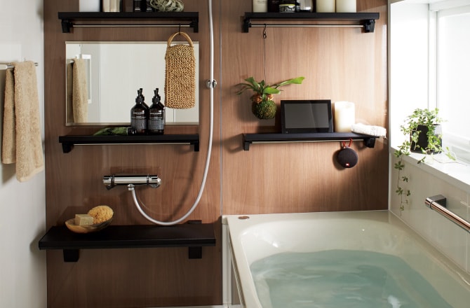 木目模様の壁の浴室