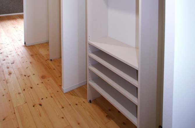 木の床に白い棚が設置されている様子
