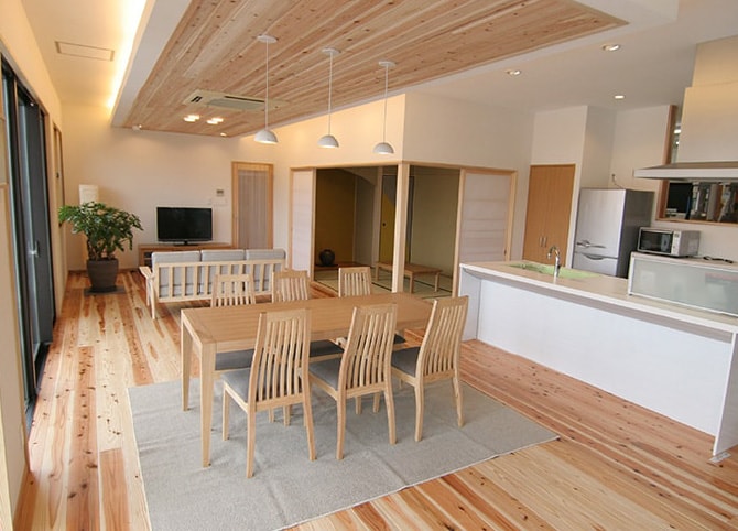 木材を基調とした、リビング