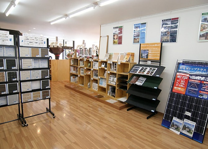 室内に様々な素材のサンプルや書物が並んでいる