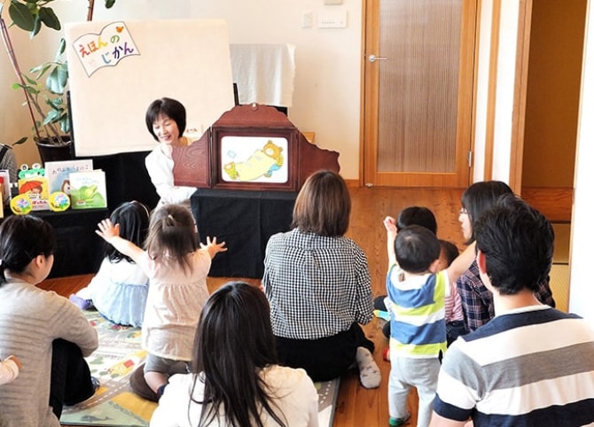 子ども達が紙芝居の前に集まって、お話を聞いている様子